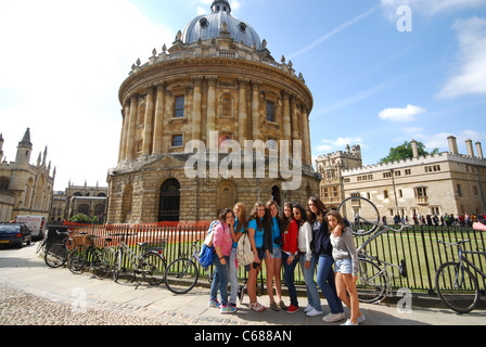 Un groupe d'étudiants posant à Radcliffe Camera Oxford Royaume-Uni Banque D'Images