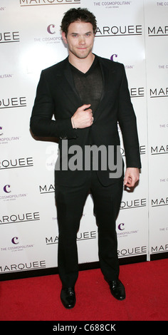 Kellan Lutz présente à grande ouverture du chapiteau discothèque, The Cosmopolitan of Las Vegas, Las Vegas, NV le 30 décembre 2010. Photo par : James Atoa/Everett Collection Banque D'Images