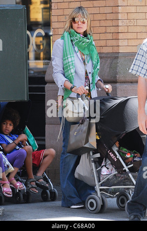 Henry Samuel, Heidi Klum, Lou Samuel, à pied à Soho dehors et environ pour la célébrité CANDIDS - Mercredi, , New York, NY Le 30 juin 2010. Photo par : Ray Tamarra/Everett Collection Banque D'Images