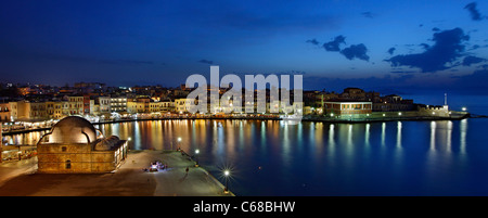 Vue panoramique sur le vieux port vénitien de La Canée, dans le 'blue' heure, l'île de Crète, Grèce. Banque D'Images