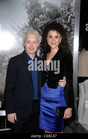 Noel Fisher, Layla Alizada aux arrivées de Battle : LOS ANGELES Premiere, Regency Village Theatre, Los Angeles, CA 8 mars 2011. Photo par : Michael Germana/Everett Collection Banque D'Images