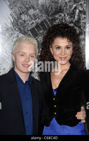 Noel Fisher, Layla Alizada aux arrivées de Battle : LOS ANGELES Premiere, Regency Village Theatre, Los Angeles, CA 8 mars 2011. Photo par : Michael Germana/Everett Collection Banque D'Images