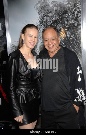 Natasha Rubin, Cheech Marin aux arrivées de Battle : LOS ANGELES Premiere, Regency Village Theatre, Los Angeles, CA 8 mars 2011. Photo par : Michael Germana/Everett Collection Banque D'Images