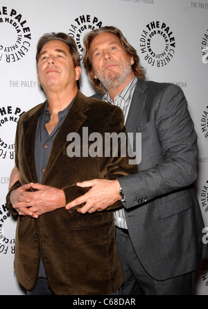 Beau Bridges, Jeff Bridges en présence de Maître américain pour l'achat de JEFF BRIDGES : THE DUDE demeure, le Paley Center for Media, Los Angeles, CA 8 janvier 2011. Photo par : Michael Germana/Everett Collection Banque D'Images