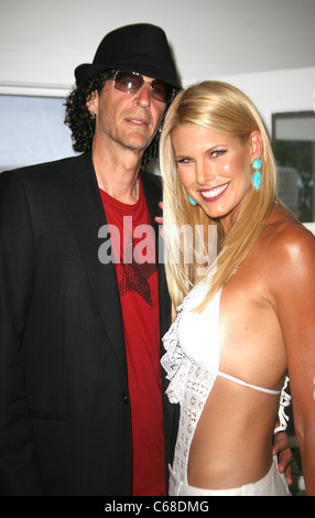 Howard Stern, Beth Ostrosky présents pour couverture de magazine HAMPTONS Lauch Party, Capri Hotel, Southampton, New York le 8 juillet 2011. Photo par : Jakes pour Rob riche Studio/Everett Collection Banque D'Images