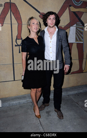 Sam Taylor-Wood, Aaron Johnson aux arrivées de nulle part, le garçon Projection spéciale Egyptian Theatre, Los Angeles, CA Septembre 30, 2010. Photo par : Sara Cozolino/Everett Collection Banque D'Images