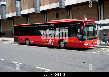 L'Oxford Bus Company offrent le service entre la ville et le centre de Abingdon Oxford. Ils utilisent les autobus climatisés modernes. Banque D'Images