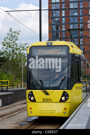 L'un des trams moderne jaune debout à une plate-forme à la gare de MediaCityUK Salford Quays (partie de la système Metrolink) Banque D'Images