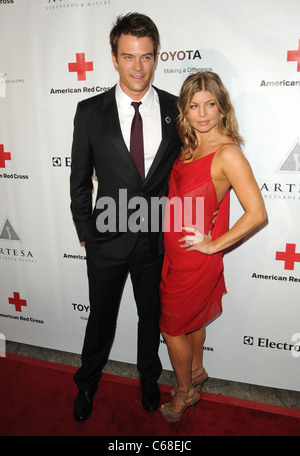 Josh Duhamel, Fergie aux arrivées pour American Red Cross cravate rouge, Fairmont Miramar Hotel & Bungalows, Santa Monica, CA, le 9 avril 2011. Photo par : Dee Cercone/Everett Collection Banque D'Images