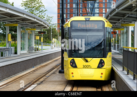 L'un des trams moderne jaune debout à une plate-forme à la gare de MediaCityUK Salford Quays (partie de la système Metrolink) Banque D'Images