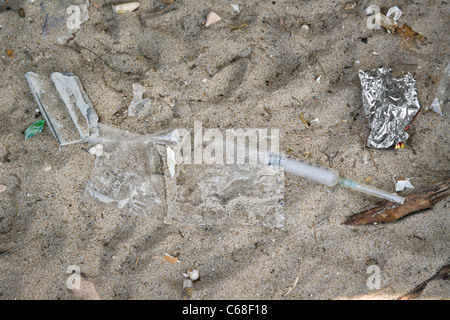 Aiguille hypodermique allongée sur une plage Banque D'Images