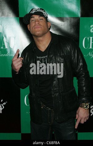 Tito Ortiz en présence de Jenna Jameson fête son anniversaire au Chateau Nightclub & Jardins, Paris Las Vegas, Las Vegas, NV, le 9 avril 2011. Photo par : James Atoa/Everett Collection Banque D'Images