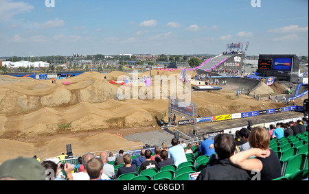 Vue générale de la piste avec le Vélodrome et les spectateurs de BMX. Supercross BMX UCI Coupe du monde. Partie de la série se prépare à Londres. Piste de BMX. Parc olympique. Stratford. Londres. 19/08/2011 Banque D'Images