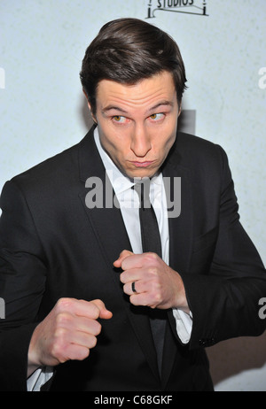 Pablo Schreiber devant le hall des arrivées pour LIGHTS OUT Series Premiere sur FX, Hudson Theatre, New York, NY 5 Janvier, 2011. Photo par : Gregorio T. Binuya/Everett Collection Banque D'Images