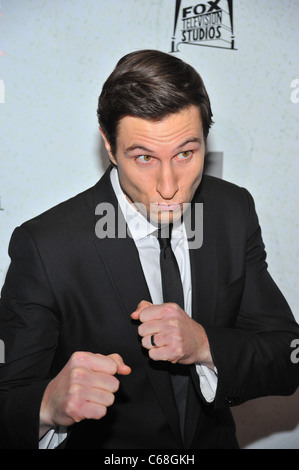 Pablo Schreiber devant le hall des arrivées pour LIGHTS OUT Series Premiere sur FX, Hudson Theatre, New York, NY 5 Janvier, 2011. Photo par : Gregorio T. Binuya/Everett Collection Banque D'Images