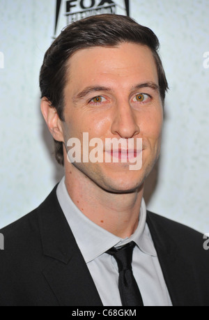 Pablo Schreiber devant le hall des arrivées pour LIGHTS OUT Series Premiere sur FX, Hudson Theatre, New York, NY 5 Janvier, 2011. Photo par : Gregorio T. Binuya/Everett Collection Banque D'Images