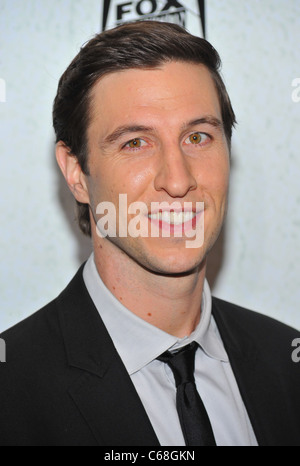 Pablo Schreiber devant le hall des arrivées pour LIGHTS OUT Series Premiere sur FX, Hudson Theatre, New York, NY 5 Janvier, 2011. Photo par : Gregorio T. Binuya/Everett Collection Banque D'Images