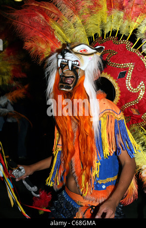 L'homme dans l'exécution de la street parade Dance de la jungle péruvienne. Banque D'Images