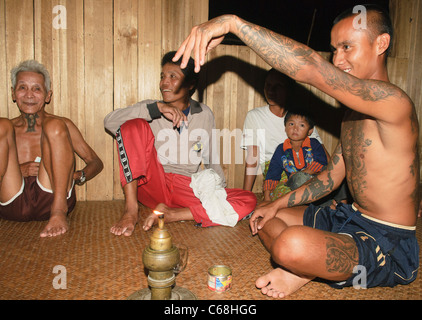 Iban tatoué warrior à la Nanga Sumpa longhouse au Sarawak, Bornéo, Malaisie Banque D'Images