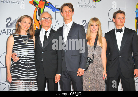 Arthur Elgort (2L), au niveau des arrivées pour le CFDA Fashion Awards 2011, Alice Tully Hall au Lincoln Center, New York, NY Le 6 juin 2011. Photo par : Gregorio T. Binuya/Everett Collection Banque D'Images