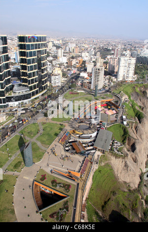 Vue aérienne de Miraflores et ses falaises côtières bordant l'océan Pacifique. Miraflores, Lima, Pérou Amérique du Sud Banque D'Images