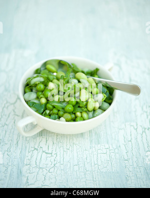 Pois, haricots et salade à la menthe Banque D'Images