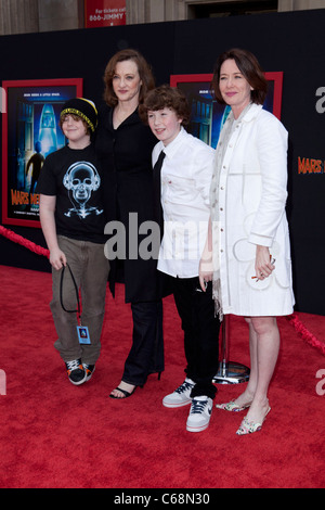 Joan Cusack, au niveau des arrivées pour MARS A BESOIN DES MAMANS Premiere, El Capitan Theatre, Los Angeles, CA 6 mars 2011. Photo par : Emiley Schweich/Everett Collection Banque D'Images