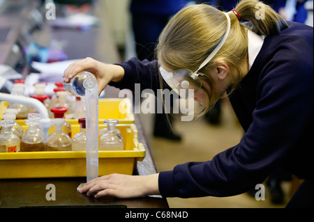 Un élève du secondaire dans une leçon de chimie dans une école britannique Banque D'Images