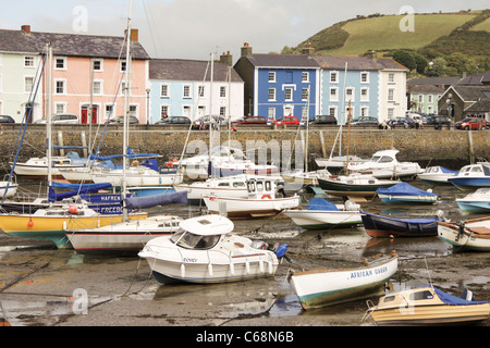 Bateaux au repos dans le port à marée basse en Galles Aberaeron Banque D'Images