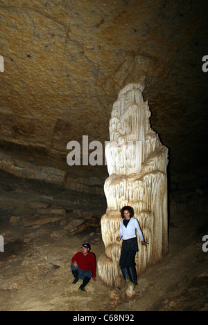 Woman posing à côté de stalagmite géant dans la Caverna de Quiocta. Banque D'Images