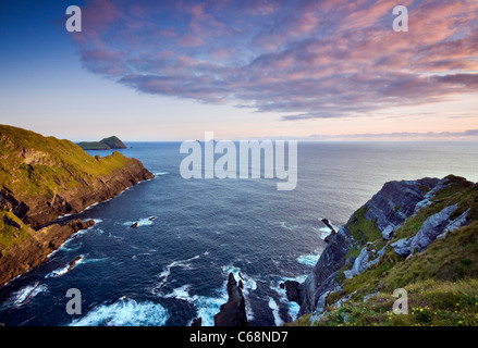 Les lointaines îles Skellig vue depuis les falaises près du village de Portmagee, dans le comté de Kerry, Irlande Banque D'Images