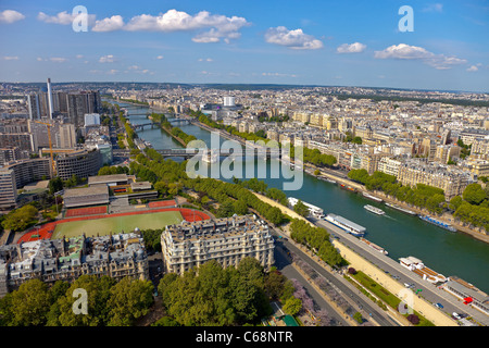 Vue aérienne de Paris de la tour Eiffel. Photo prise le : 18 mai 2010 Banque D'Images
