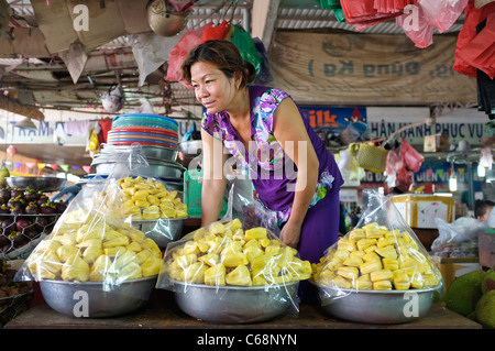 Avec blocage Durian Pièces dans le marché Ben Thanh, Ho Chi Minh Ville, Saigon, Vietnam Banque D'Images