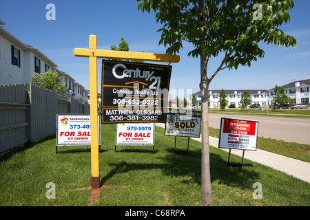 Divers signes d'agent immobilier à Saskatoon, Saskatchewan Canada Banque D'Images
