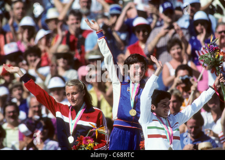 Joan Benoit (USA) -C-d'or du marathon féminin, Grete Waitz (NI) -R- l'argent, et Rosa Motta (POR) bronze,1984 Jeux Olympiques d'Eté Banque D'Images