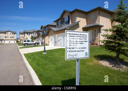 Règles de gestion panneau en face de copropriété mitoyenne maisons starter sur une propriété gérée Saskatoon Banque D'Images
