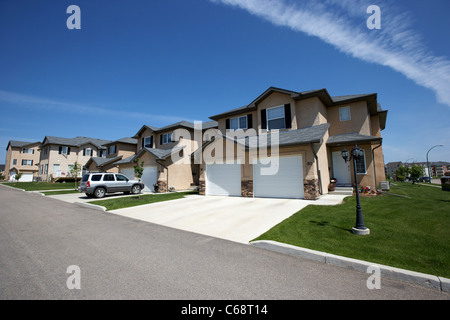 Immeubles en copropriété mitoyenne maisons starter sur une propriété gérée Saskatoon Saskatchewan Canada Banque D'Images