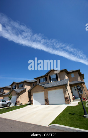 Immeubles en copropriété mitoyenne maisons starter sur une propriété gérée Saskatoon Saskatchewan Canada Banque D'Images