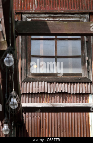 Mur de métal rouillé dans la vieille grange abandonnée Banque D'Images