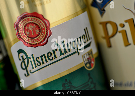 Des canettes de bière Pilsner Urquell, gros plan Banque D'Images