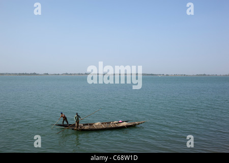 Deux hommes en bateaux traditionnels sur le fleuve Niger à Ségou au Mali Banque D'Images