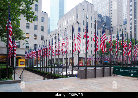 Drapeaux américains du Rockefeller Center à New York Banque D'Images