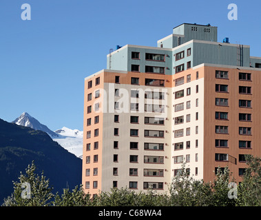 Bâtiment coloré à Whittier en Alaska (le bâtiment Begich, ancienne caserne de l'armée) sur un jour d'été ensoleillé Banque D'Images