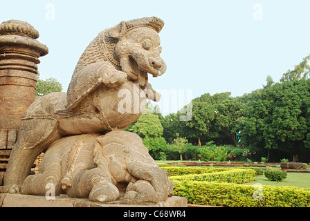 Sculpture Lions et éléphants à l'entrée du bhoga Mandapa du Temple du Soleil de Konark, Orissa Inde.Patrimoine mondial de l'UNESCO Banque D'Images