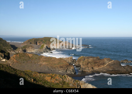 L'Iglesia de Piedra sur l'extrémité nord de Pilicura Beach. Banque D'Images