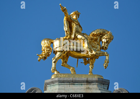 Bruxelles, Belgique. Grand-place. Statue dorée de Charles de Lorraine, (1712-1780, duc de Chevreuse, cardinal français) sur la maison L'arbre D'Or Banque D'Images