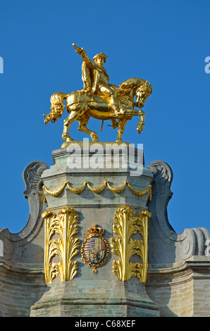 Bruxelles, Belgique. Grand-place. Statue dorée de Charles de Lorraine, (1712-1780, duc de Chevreuse, cardinal français) sur la maison L'arbre D'Or Banque D'Images