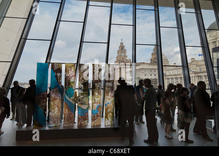 Le Musée de Liverpool. Vue sur le Liver Building. Banque D'Images