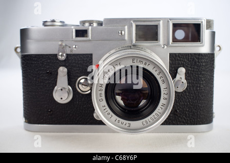 Leica M3 Leitz allemand fait de télémètre RF classique du film avec la caméra 50mm Elmar Lentille sur fond blanc Banque D'Images