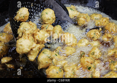 Le petit-déjeuner, bain Pakodas. At, Dwarka, Gujarat. Banque D'Images